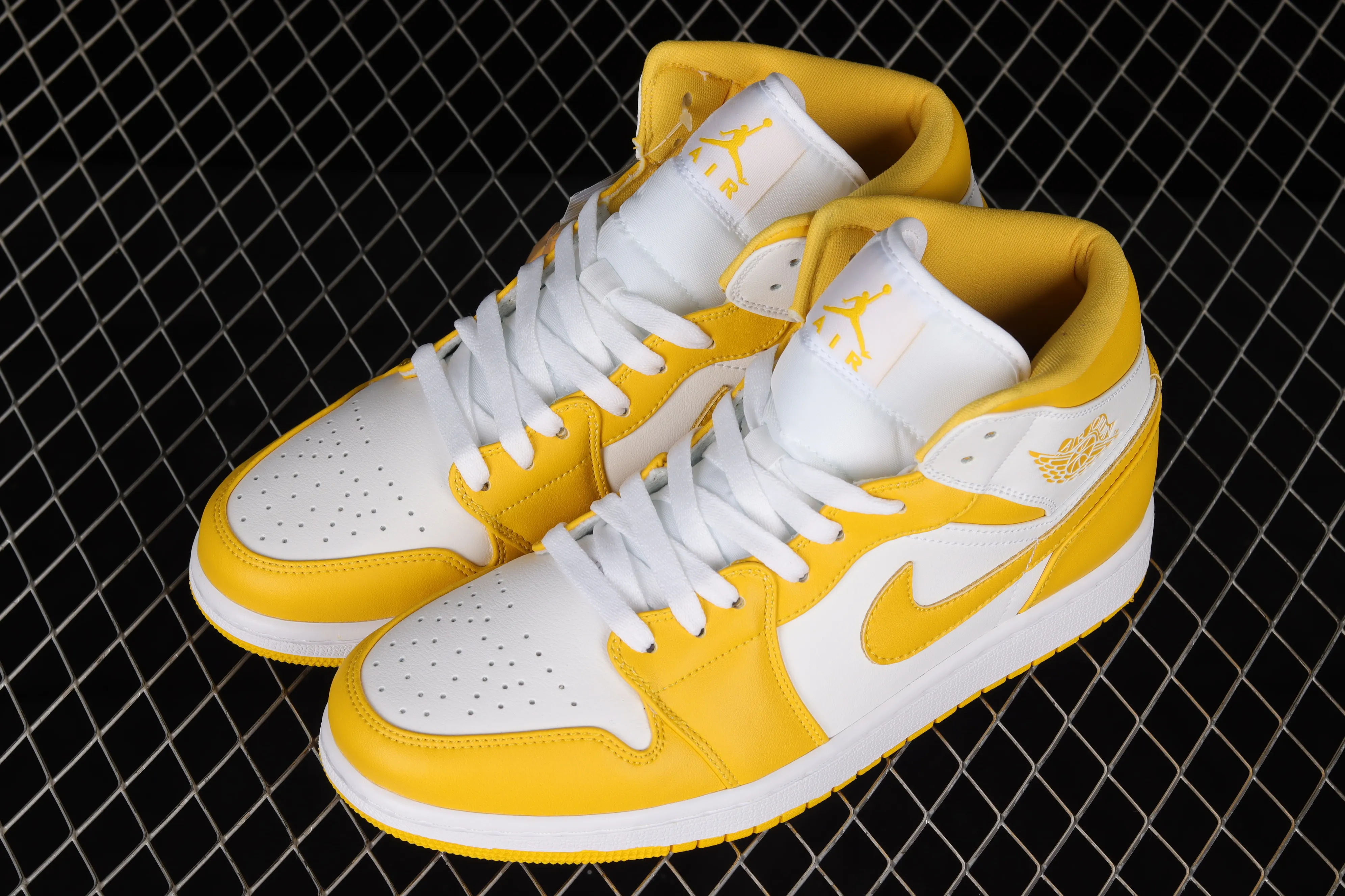 All categories Air Jordan Jordan series basketball shoes Air Jordan 1 Mid Air Jordan 1 Mid AJ1 Joe 1 white and yellow Zhongbang basketball shoes BQ6472-117